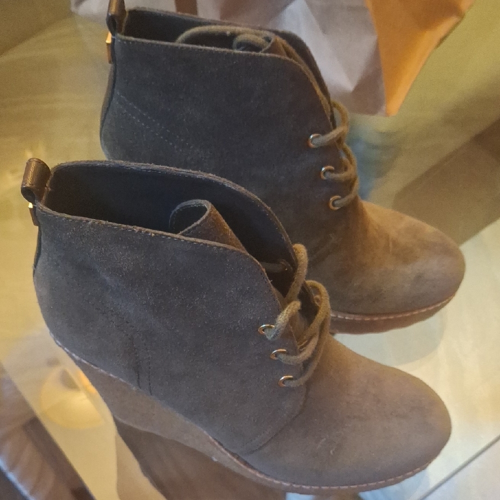Tory Burch Dark Gray Suede Ankle Boots Good Condition Some Scuffs Size 7M
